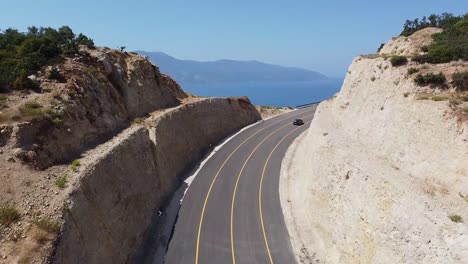 Vista-Aérea-De-La-Conducción-De-Automóviles-En-La-Carretera-Con-Vistas-Al-Mar,-Albania