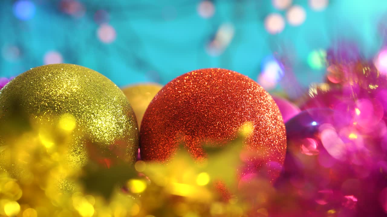 brillantes bolas de navidad rojas y amarillas con fondo festivo. hermosas decoraciones de navidad feliz en la mesa. fondo borroso