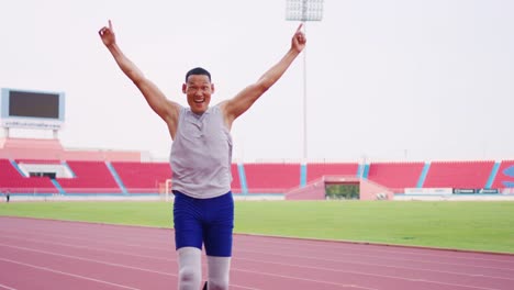 atleta disabile che celebra il successo sulla pista di corsa