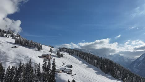 Drohne-Erfasst-Bergkette-Mit-Häusern-Und-Atemberaubenden-Blauen-Himmel-Mit-Wolken