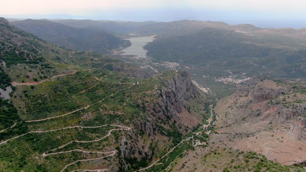 воздушный эпический снимок кривых или извилистых дорог и гор в лазити