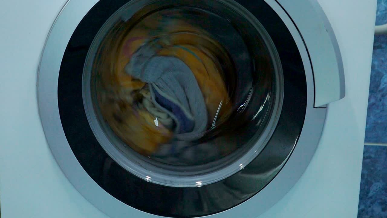 la máquina de lavar moderna lava la ropa. rota el lino con mucho cuidado. tecnología moderna del hogar.