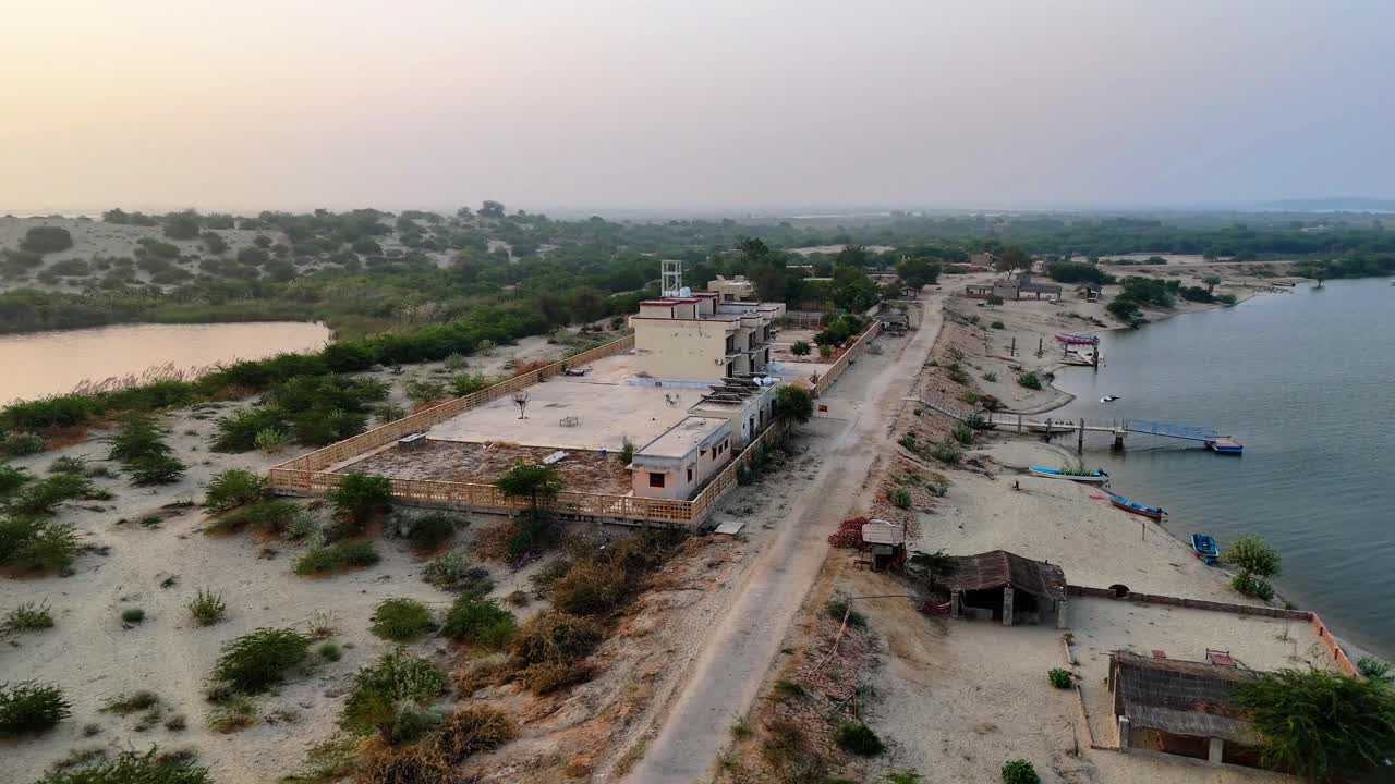 Resor Danau Baqar Sanghar. Rekaman drone yang mengitari.
