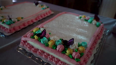 tarta de boda con glaseado blanco imágenes de video de stock