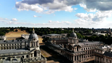 Toma-Aérea-Del-Antiguo-Colegio-Naval-En-Greenwich,-Londres