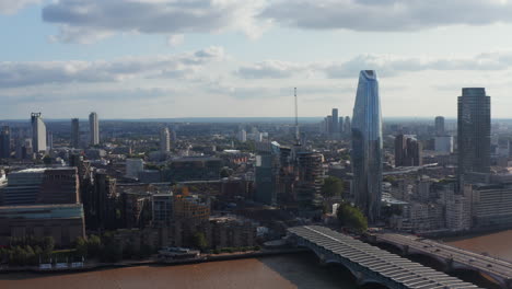 Stürmer-Fliegen-In-Blackfriars-über-Die-Themse.-Modern-One-Blackfriars-Wolkenkratzer-Am-Wasser-Bei-Brücken-über-Wasser.-London,-Vereinigtes-Königreich