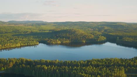 Flug-über-Einen-See-Und-Einen-Fluss-In-Einer-Warmen-Sommernacht