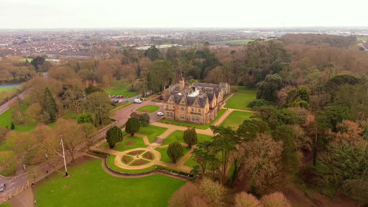 Vidéo aérienne large en 4K 60FPS du Château de Bangor à Bangor, Comté de Down en Irlande du Nord. Produite avec la couleur Rec709.