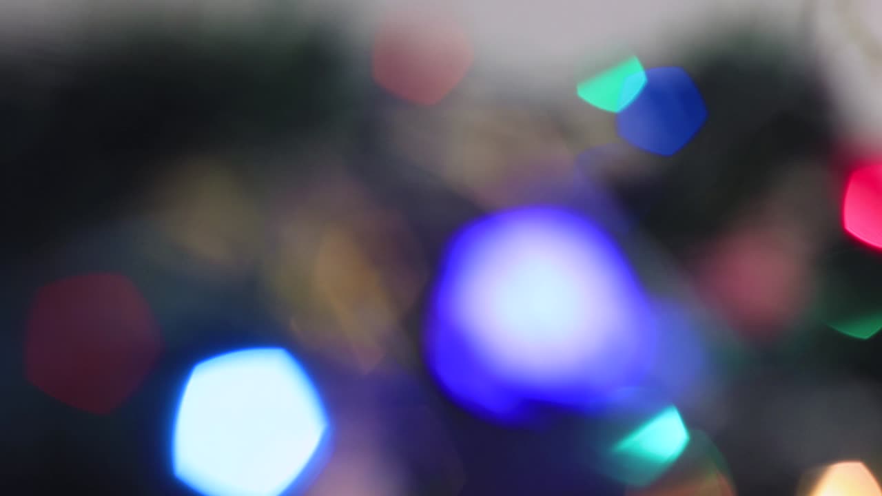 las luces multicolores místicas de navidad están ardiendo brillantemente.