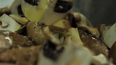 primer plano de los champiñones vertidos con aceite de oliva