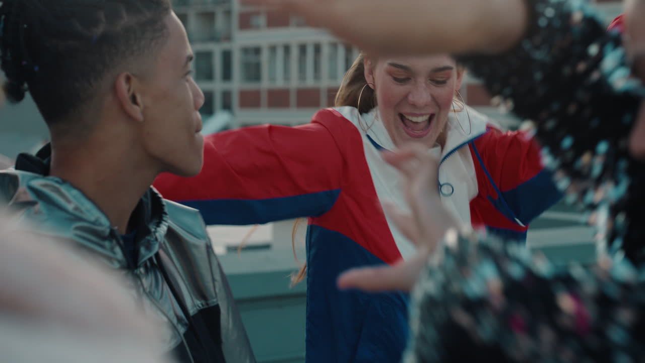 ragazza che balla sul tetto che si diverte a ballare con gli amici al tramonto godendo di una festa pazza all'aperto