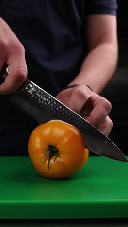 cortando un tomate amarillo