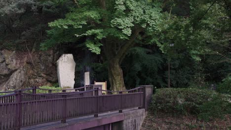 gifu city park, panorámica lenta sobre espacios verdes en koen japonés