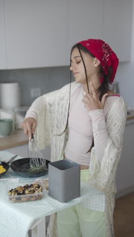 mujer cocinando en la cocina