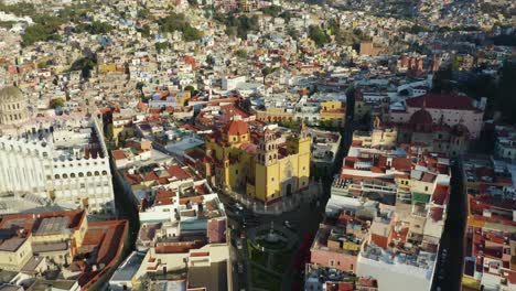 Luftaufnahme-Stadtzentrum-Von-Guanajuato,-Mexiko:-Basilika-Unserer-Lieben-Frau-Von-Guanajuato