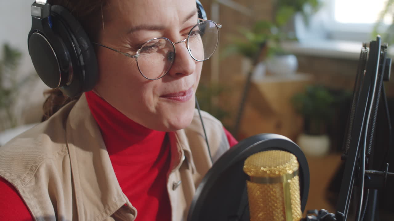 una blogger positiva grabando un podcast