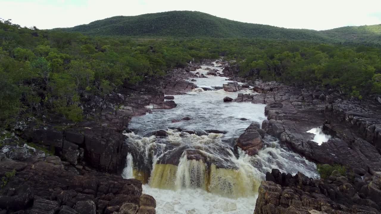 cascada desde arriba - tomada por un dron