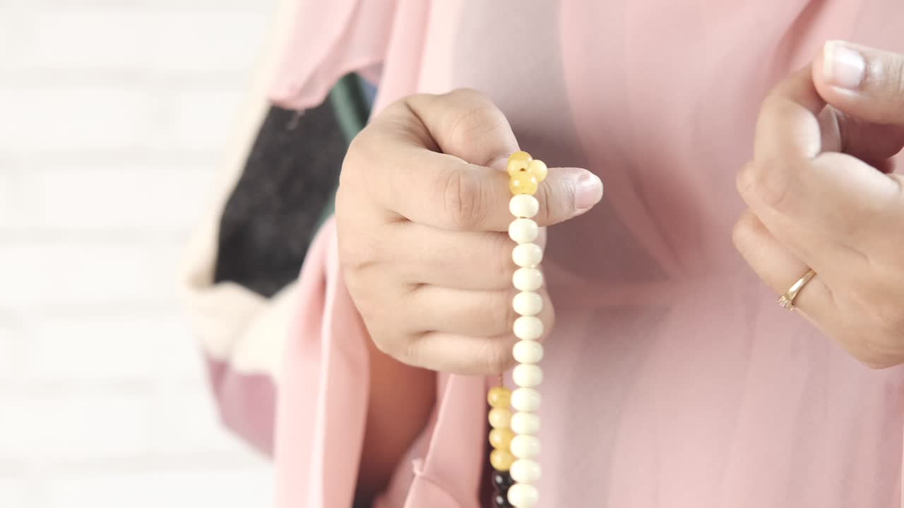 라마단 에서 손 으로 기도 하는 무슬림 여성 들 의 클로즈업