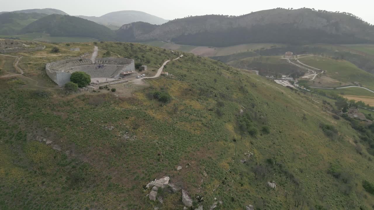 Drone sopra le rovine del Parco Archeologico di Segesta in Sicilia, Italia