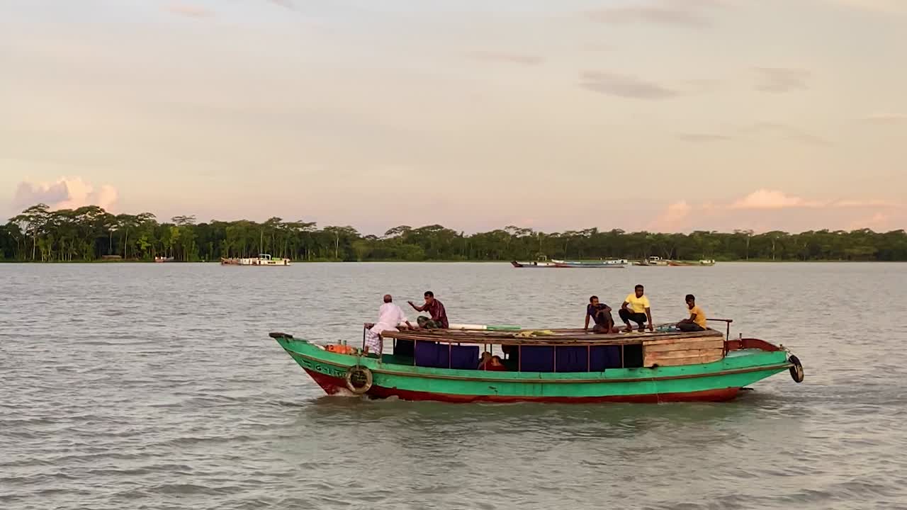 barco de arrastre tradicional en el río en las zonas rurales de bangladesh