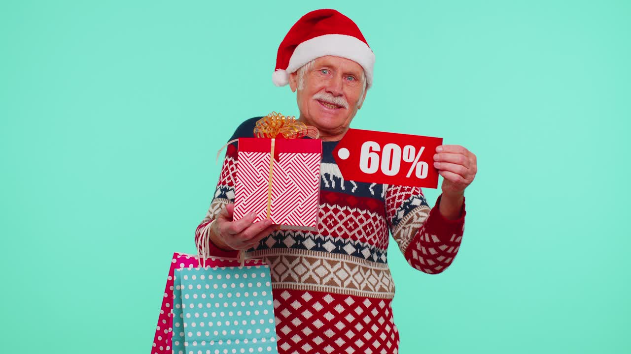 abuelo en suéter de navidad mostrando caja de regalos y 60 por ciento de descuento inscripciones texto de pancarta