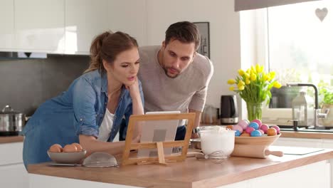 una pareja buscando la receta perfecta.