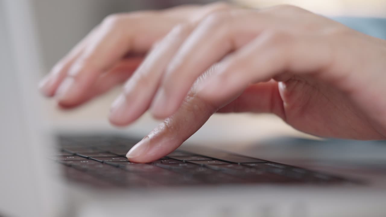 fotografía de cerca de las manos de una mujer de negocios escribiendo en el teclado de una computadora portátil para buscar información, soporte de comunicación en línea, investigación de mercadotecnia, informe de negocios en el escritorio de la oficina por la noche.