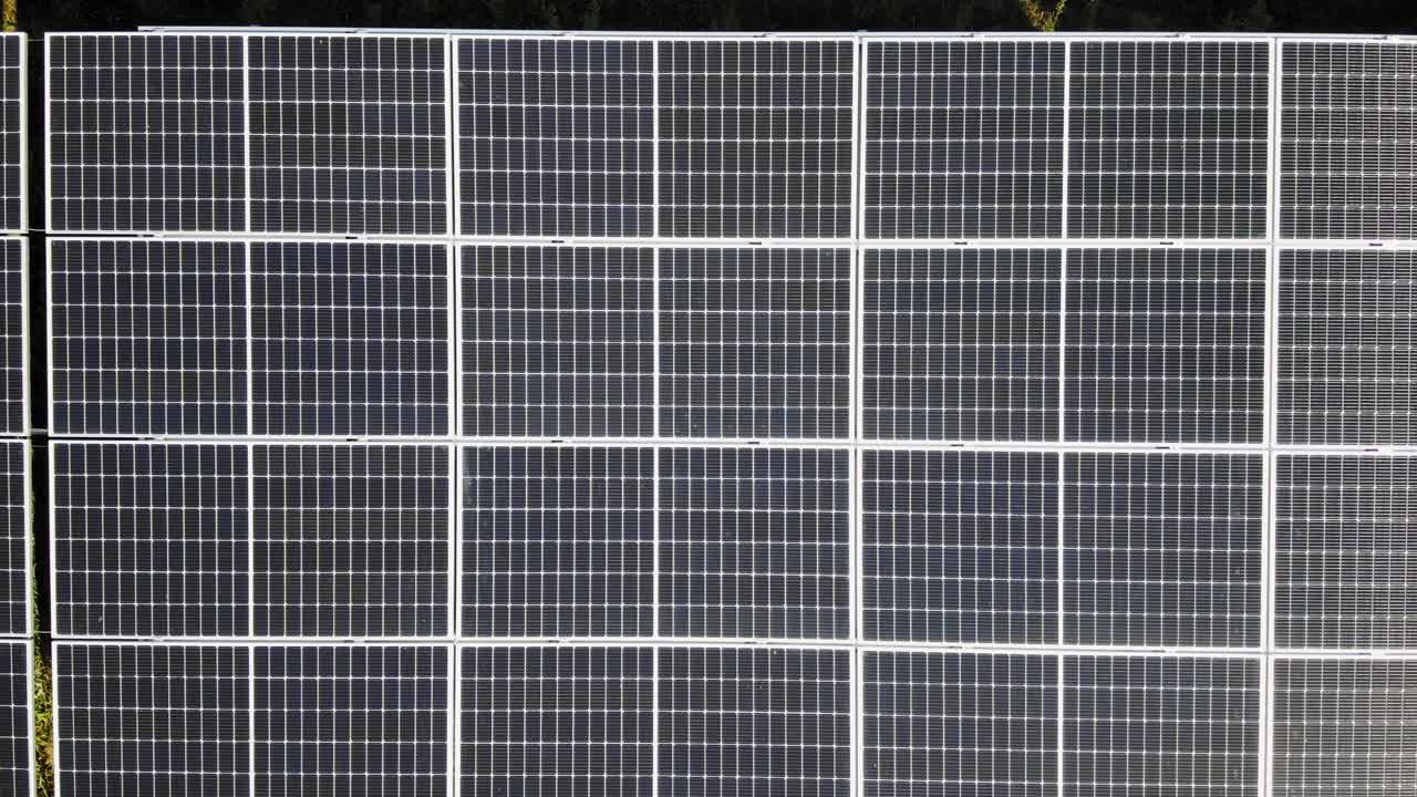 paneles de celdas solares en una planta de energía fotovoltaica - lado aéreo