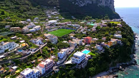 campo de fútbol rodeado de edificios en la isla de capri, italia - toma aérea de un dron
