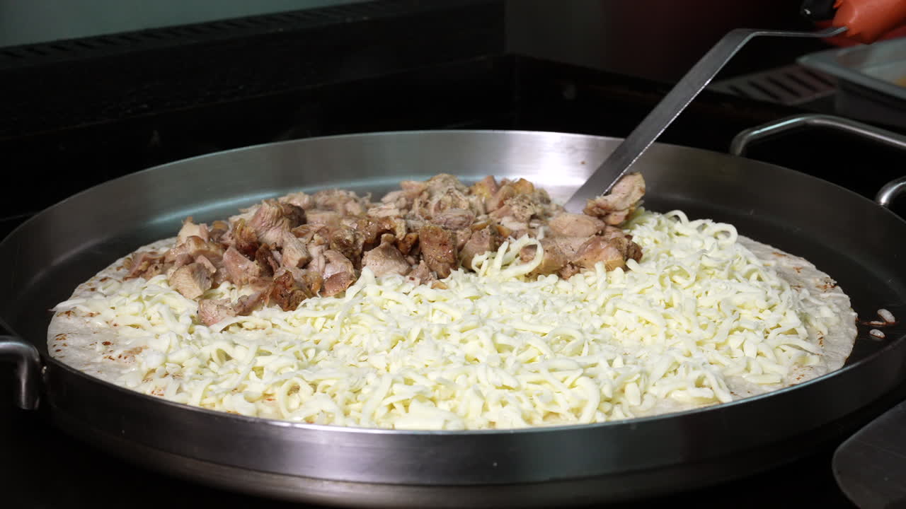 hacer una quesadilla de pollo con queso - serie de camiones de comida