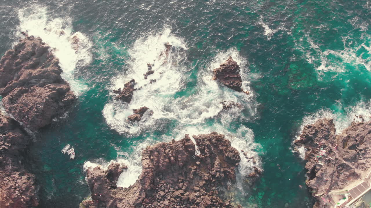 Vista dall'alto delle onde che si infrangono sulle rocce