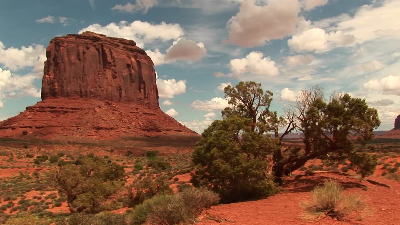 애리조나와 유타의 모뉴먼트 밸리 부족 공원에서 사암 형성의 롱샷