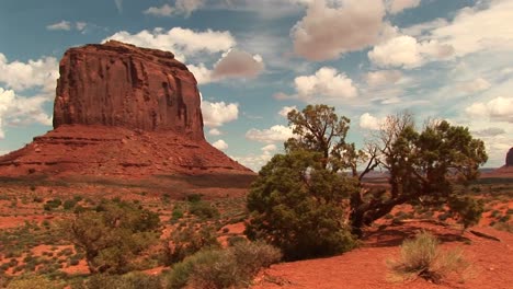 totalaufnahme einer sandsteinformationen im monument valley tribal park in arizona und utah