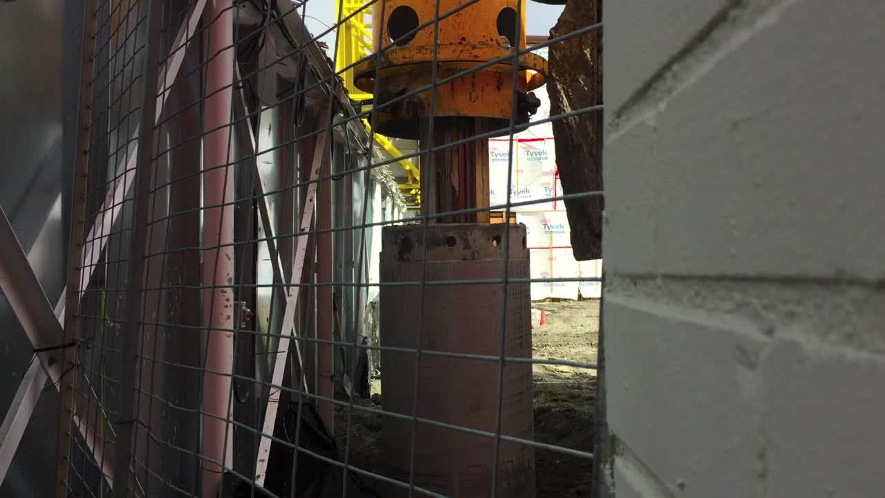 유압식 회전식 드릴링 리그에서 드릴 비트 파이프의 넓은 샷이 제자리로 내려간 다음 드릴 컬럼의 회전