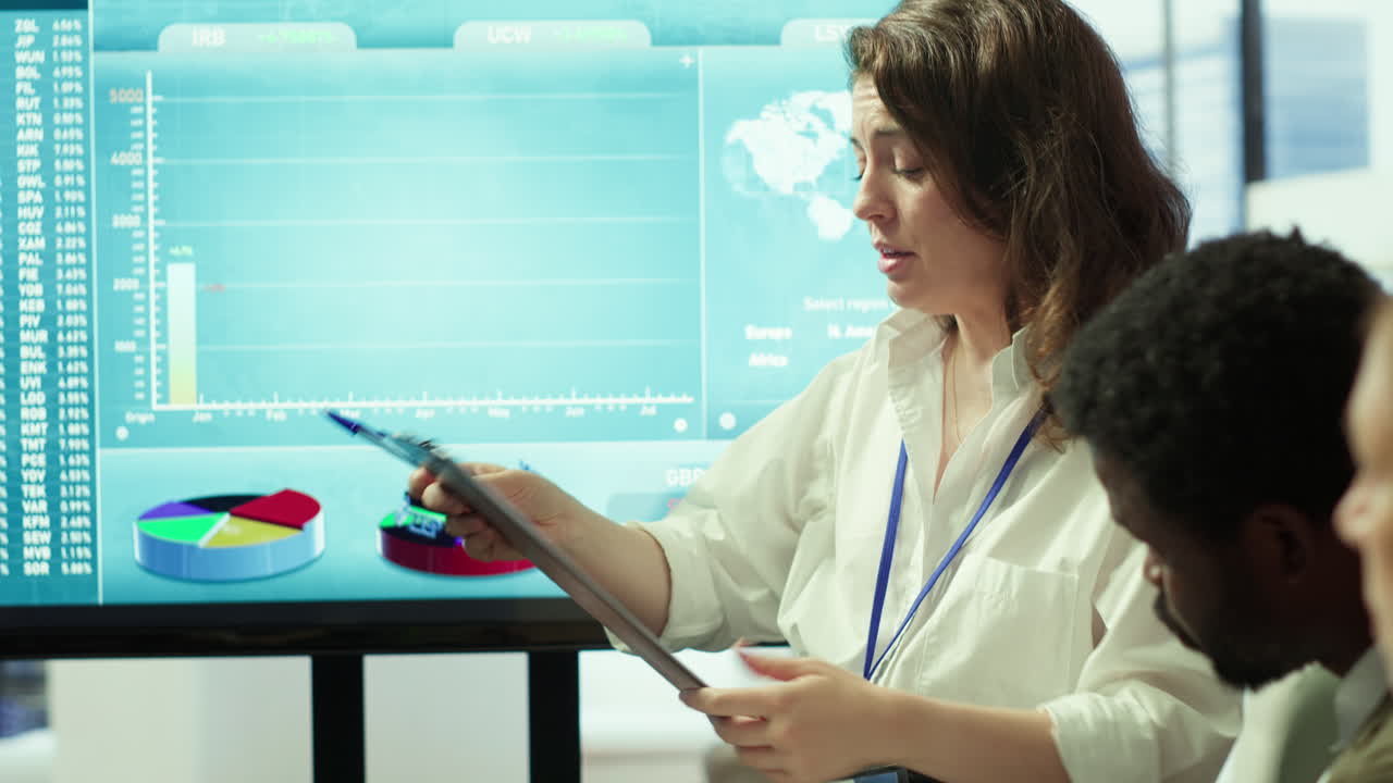 equipo de colegas de negocios estudia los comentarios sobre los proyectos para futuras mejoras