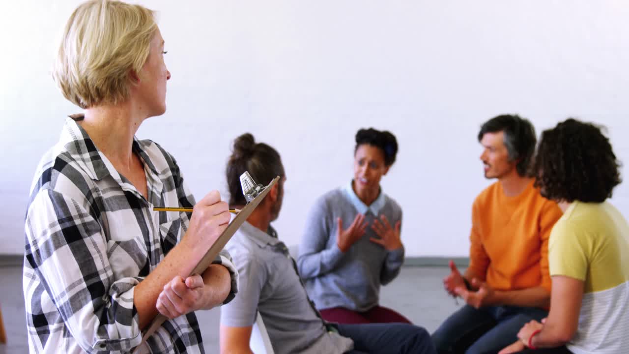 클립보드 4k와 함께 서 있는 그림 선생님 의 초상화