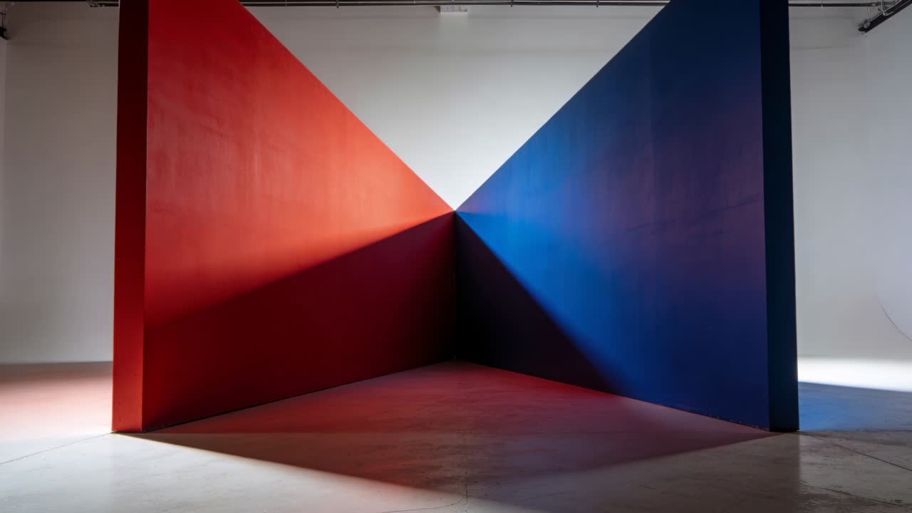 Telecamera che filma pannelli a V rosso-blu mentre le luci dall'alto cambiano e alterano il bagliore del pavimento per una galleria.