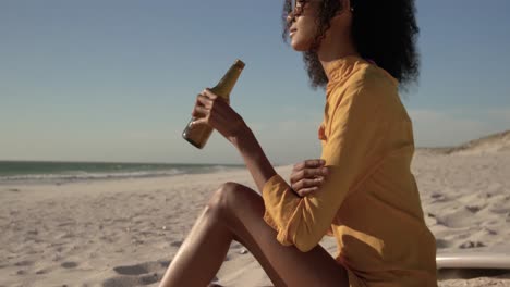 Mujer-Bebiendo-Cerveza-En-La-Playa-4k