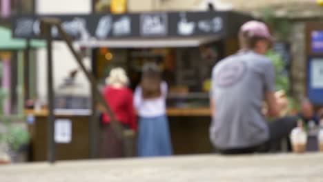 tiro desenfocado de chicas jóvenes en un puesto de café al aire libre en oxford, inglaterra 02