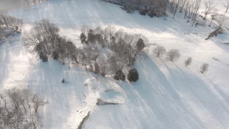 無人機拍攝的影片顯示,在暴風雨後的高爾夫球場上,滑雪者穿過雪地,