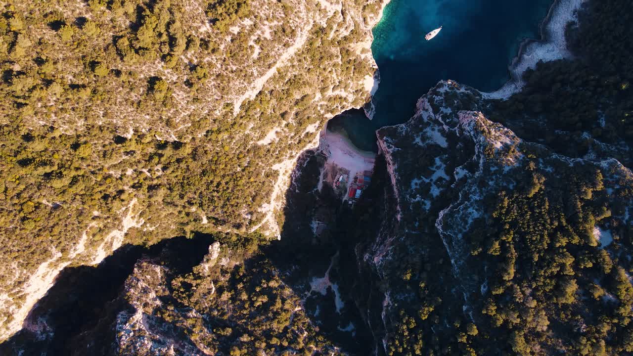 Una vista de pájaro de la playa Stiniva, maravilla geológica en la isla de Vis, Dalmacia, Croacia.