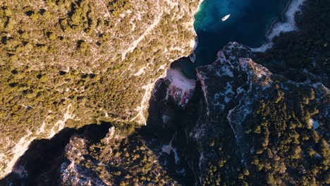 Una-Vista-De-Pájaro-De-La-Playa-Stiniva,-Maravilla-De-La-Geología-En-La-Isla-De-Vis,-Dalmacia,-Croacia