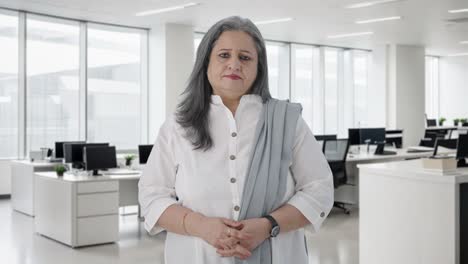 una mujer de negocios india de alto rango protagonizada por