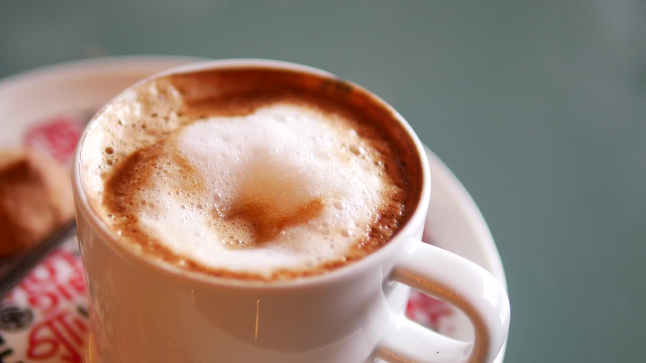 añadir azúcar a un capuchino