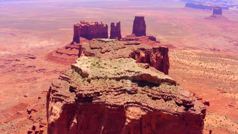 Aerial-drone-footage-of-Monument-Valley-Navajo-Tribal-Park-between-Utah-and-Arizona,-USA