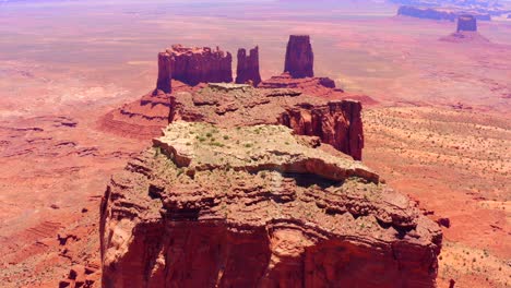 imágenes aéreas de drones del parque tribal navajo del valle del monumento entre utah y arizona, estados unidos
