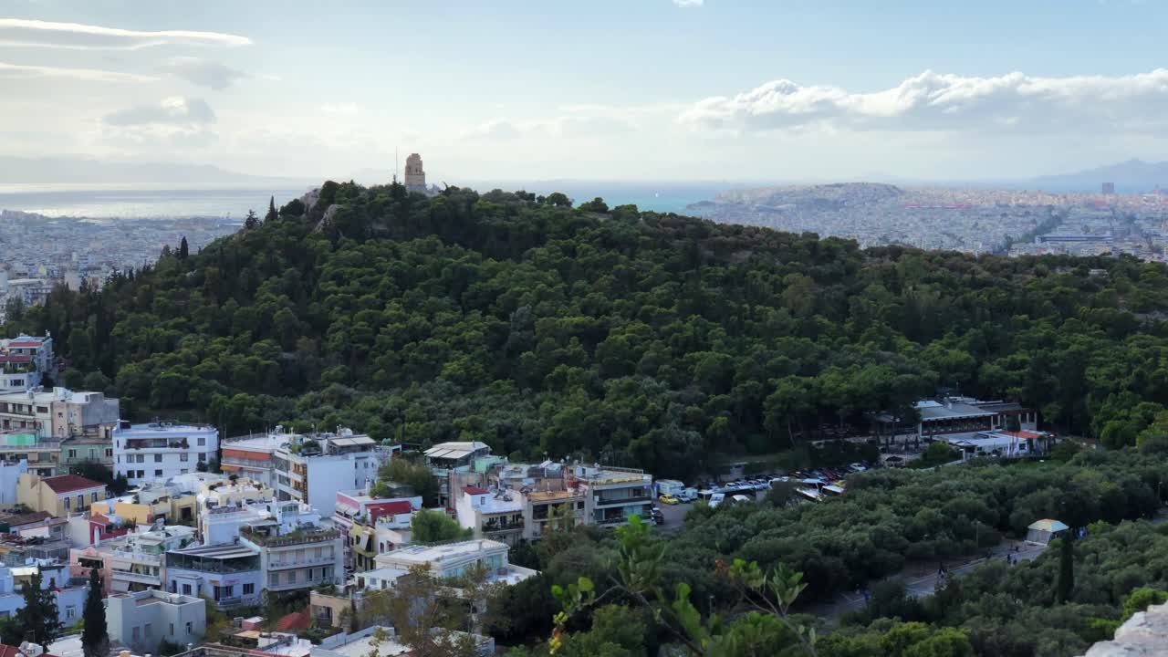 아테네 시와 에게 해의 해안선 옆에 있는 필로파푸 언덕에 있는 필로파포스 기념비
