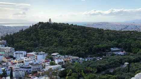 monumento de philopappos en la colina de filopappou junto a la ciudad de atenas y la costa del mar egeo