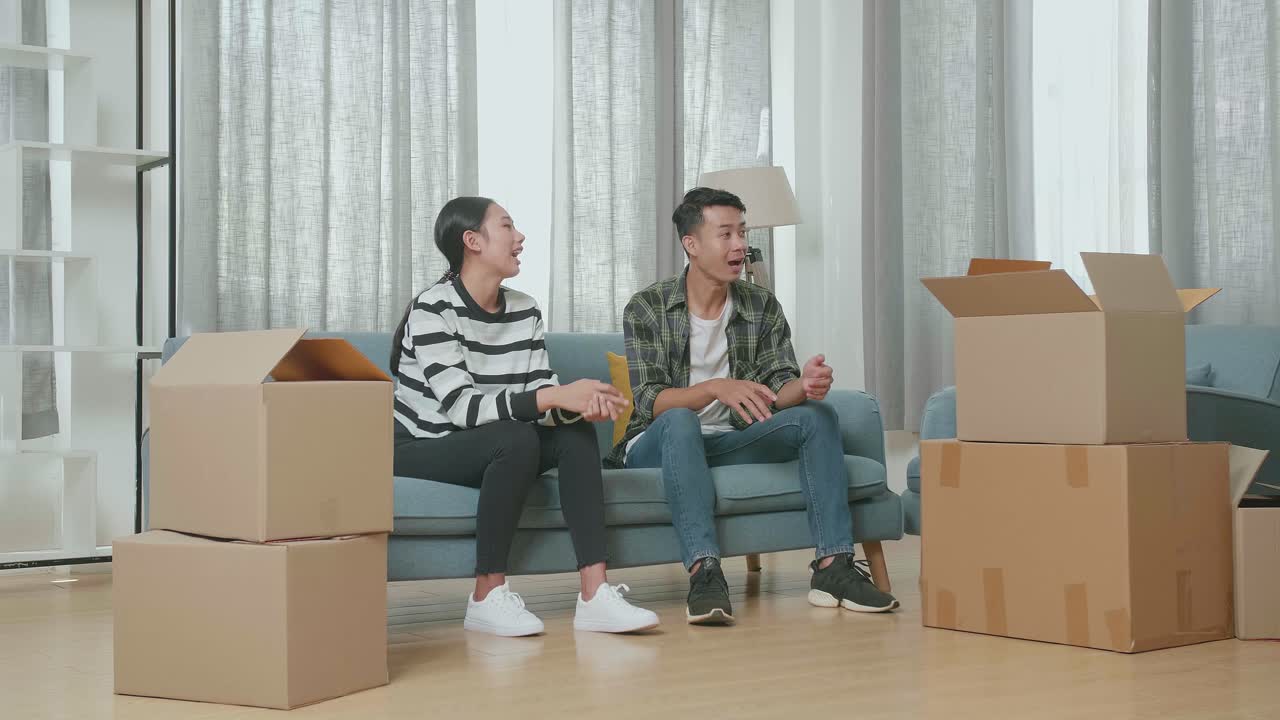 pareja que se muda a un nuevo hogar