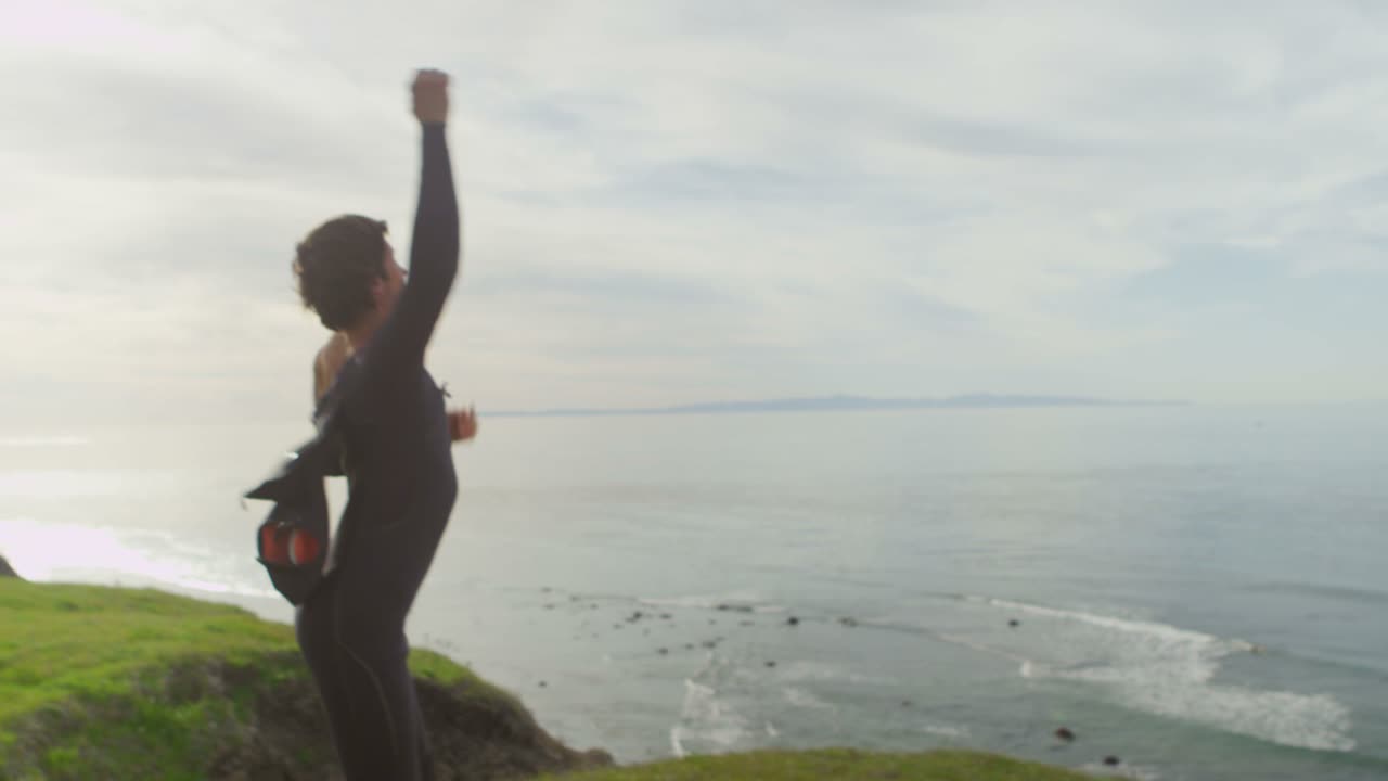 멀리 떨어진 서핑 지점에서 잠수복을 입은 서퍼